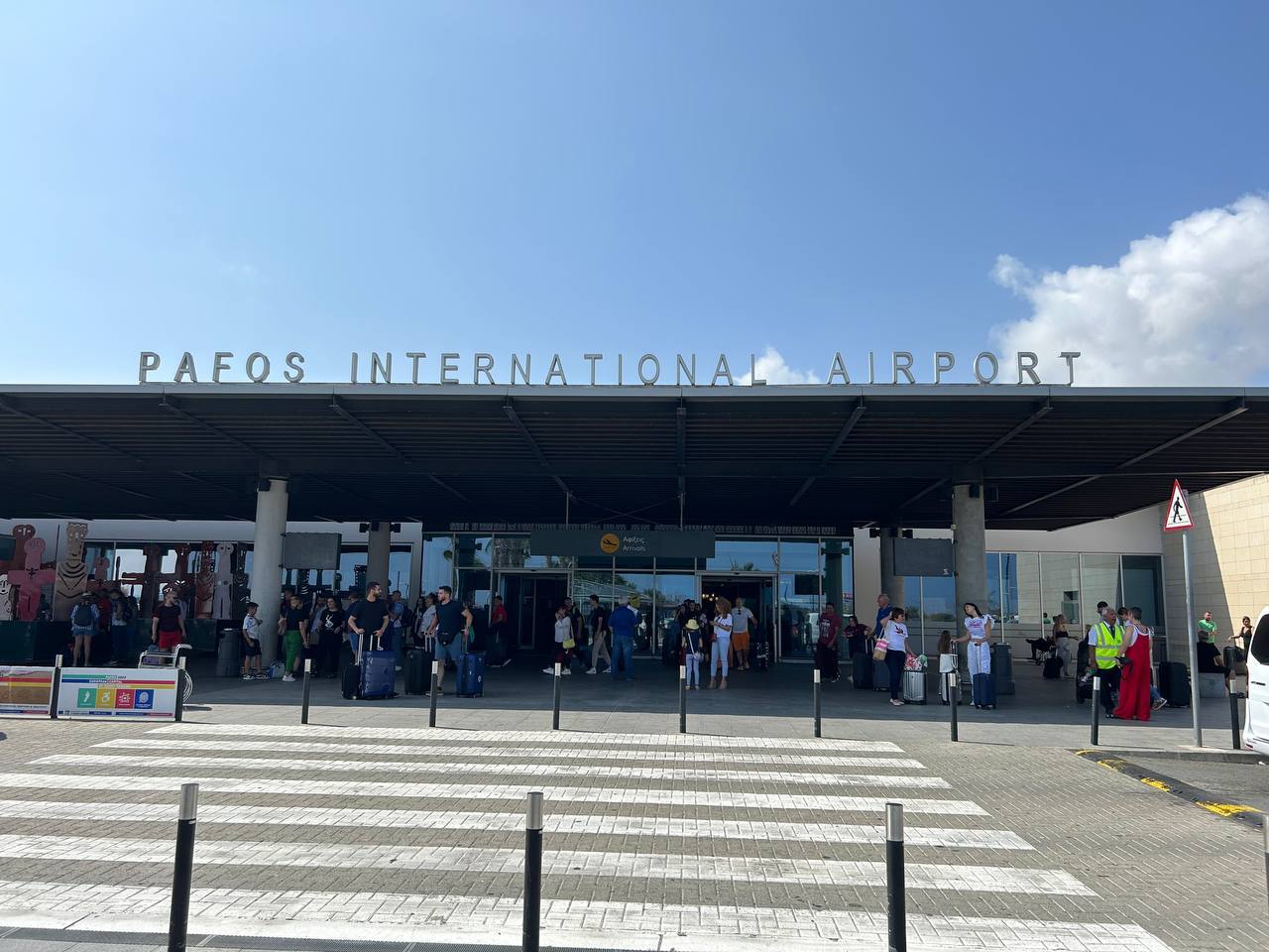 Откройте для себя легкость знакомства с Кипром: Непревзойденные услуги проката автомобилей в аэропорту Пафоса